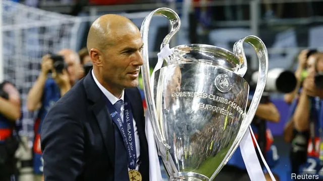 L'entraîneur du Real Madrid, Zinedine Zidane, célèbre avec le trophée après avoir remporté la Ligue des Champions de l'UEFA' title='Légendes sur Pogba : les plus grandes citations sur le recordman de Manchester United