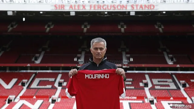 Jose Mourinho, le nouveau manager de Manchester United, pose avant la conférence de presse' title='Légendes sur Pogba : les plus grandes citations sur le recordman de Manchester United