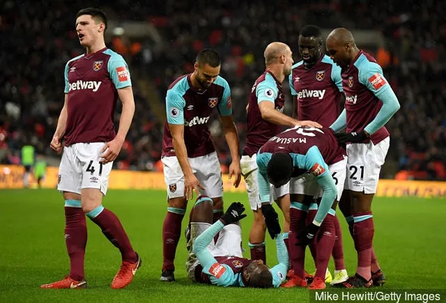 웨스트햄 유나이티드(그라운드)의 페드로 오비앙이 23일(한국시간) 열린 토트넘 홋스퍼와 웨스트햄 유나이티드의 프리미어리그 경기에서 팀 첫 골을 넣은 뒤 동료들과 환호하고 있다.' title='보고서: 삼프도리아는 웨스트햄의 페드로 오비앙 영입에 가까워졌습니다.