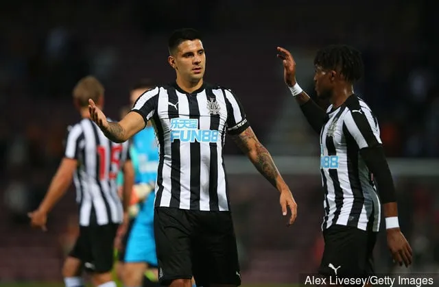 뉴캐슬 유나이티드의 알렉산다르 미트로비치와 롤란도 아론스가 7월 26일 노던 커머셜 스타디움에서 브래드포드 시티와 뉴캐슬 유나이티드의 프리시즌 친선 경기를 마친 후 기뻐하고 있습니다.' title='뉴캐슬의 알렉산다르 미트로비치와 안더레흐트의 루카스 테오도르치크가 관련된 스왑 거래는 관련된 모든 당사자에게 적합할 것입니다.