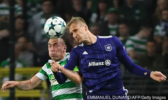 RSC 안더레흐트의 루카스 테오도르치크(오른쪽)가 더 콘스탄트에서 열린 UEFA 챔피언스 리그 B조 축구 경기에서 셀틱 FC의 스콧 브라운과 공을 다투고 있다.' title='뉴캐슬의 알렉산다르 미트로비치와 안더레흐트의 루카스 테오도르치크가 관련된 스왑 거래는 관련된 모든 당사자에게 적합할 것입니다.