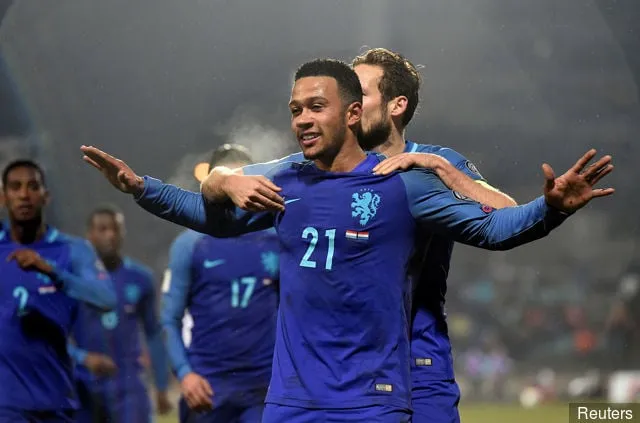 Memphis Depay célèbre son but contre le Luxembourg' title='Eljero Elia partage ses conseils à Memphis Depay concernant Tottenham