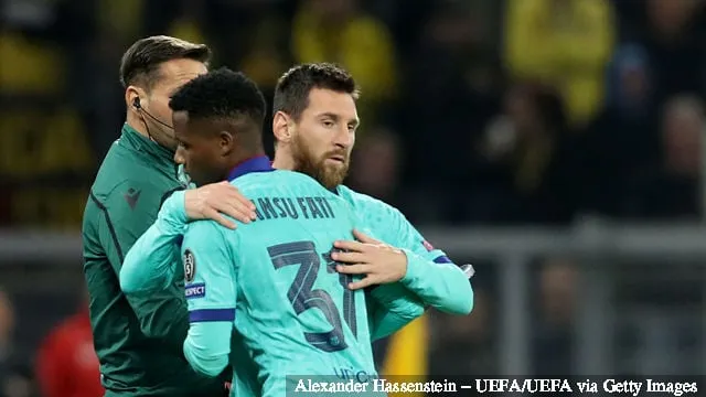 Anssumane Fati du FC Barcelone est remplacé par Lionel Messi du FC Barcelone lors du match du groupe F de l'UEFA Champions League entre le Borussia Dortmund et le FC Barcelone au Signal Iduna Park...' title='Rapport: West Ham a eu des pourparlers pour signer le prodige de Barcelone Ansu Fati