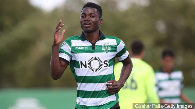 Жэлсан Дала з Sporting CP B святкуе пасля таго, як забіў гол у матчы Segunda Liga паміж Sporting CP B і SL Benfica B на стадыёне CGD Aurelio Pereira 5 мая 2017 года ў Алькачэце...' title='Справаздача: Ліверпуль змагаецца з мюнхенскай Баварыяй, каб падпісаць плённага Гелсана Далу