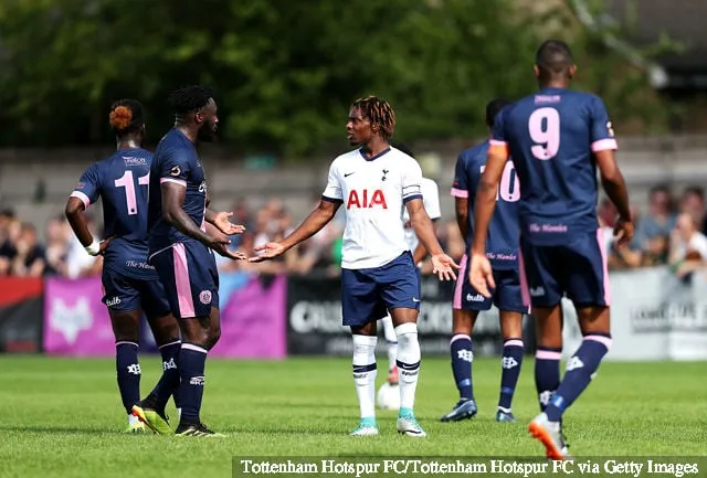 Kazaiah Sterling från Tottenham Hotspur (C) reagerar under försäsongens vänskapsmatch mellan Dulwich Hamlet och Tottenham Hotspur U23 på Champion Hill Stadium den 20 juli 2019 i London...' title='Doncaster Rovers-fansen reagerar på Tottenham Hotspur-ägda Kazaiah Sterlings uppvisning