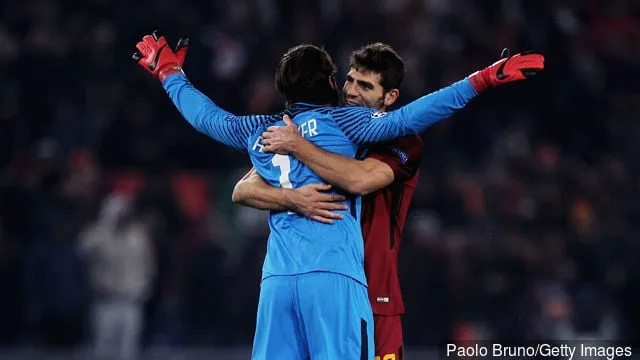 AS Roma -maalivahti Alisson Becker ja Federico Fazio juhlivat voittoa UEFA:n Mestarien liigan C-lohkon AS Roman ja Qarabag FK:n välisen ottelun jälkeen Stadio Olimpicossa 5. joulukuuta...' title='Raportti: Liverpool neuvottelee 62 miljoonan punnan maalivahti Alisson Beckerin hankkimisesta