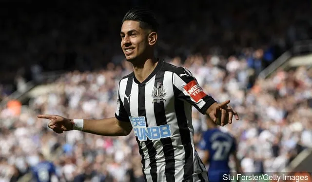 Ayoze Perez fra Newcastle United fejrer efter at have scoret sit andet mål under Premier League-kampen mellem Newcastle United og Chelsea på St. James Park den 13. maj 2018 i...' title='Neil Warnock siger, at West Bromwich Albion vil have £15 millioner for Matt Phillips