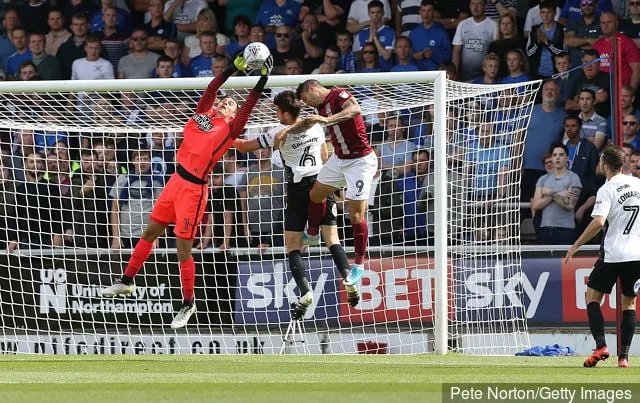 Jonathan Bond fra Peterborough United samler bolden under pres under Sky Bet League One-kampen mellem Northampton Town og Peterborough United på Sixfields den 26. august 2017...' title='Neil Warnock siger, at West Bromwich Albion vil have £15 millioner for Matt Phillips
