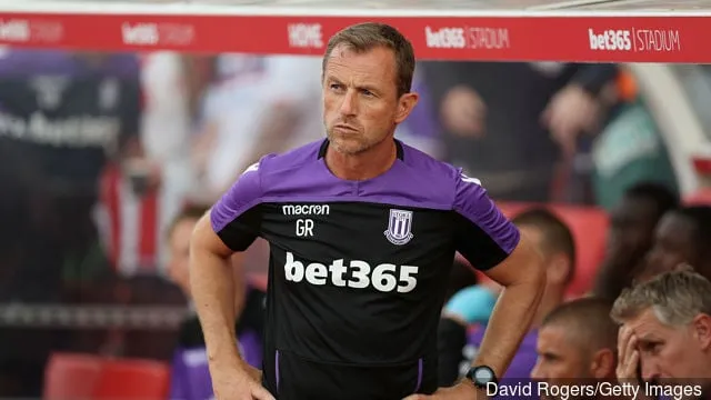 Gary Rowett, de manager van Stoke City, kijkt toe tijdens de oefenwedstrijd tussen Stoke City en Wolverhampton Wanderers in het Bet365 Stadion op 25 juli 2018 in Stoke on Trent...' title='Is Charlie Adam geholpen bij het nastreven van Rangers droom?