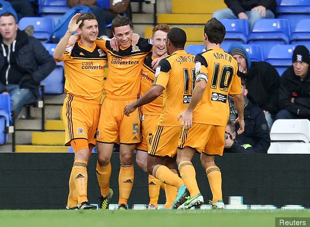 James Chester (2. L) juhlii joukkuetovereiden kanssa tehtyään kolmannen maalin Hullille' title='Roberto Di Matteo arvioi James Chesterin Aston Villa -debyyttiä