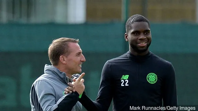 Brendan Rodgers, manager del Celtic, e Saidy Janko del Celtic si stringono la mano durante una sessione di allenamento del Celtic prima della partita del Gruppo B della UEFA Champions League contro il Paris Saint-Germain a...' title='Il flop del Celtic Saidy Janko giustifica gli elogi di inizio carriera al St Etienne