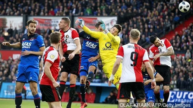 Maalivahti Brad Jones (C) Feyenoordista yrittää pelastaa pallon Feyenoordin ja AZ:n välisessä eredivisie-ottelussa Kuip Stadium Rotterdamissa 11. maaliskuuta 2018.' title=''Hän on kauhea'; Aston Villan fanit eivät halua Feyenoordin maalivahtia Brad Jonesia