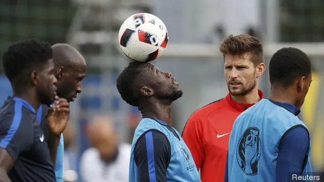 Frankrike trening - EURO2016' title='Koblet til Celtic i januar Rennes-keeper Benoit Costil skal etter sigende ta avgjørelsen om fremtiden