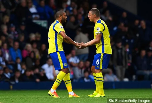 Ashley Williams från Everton kommer in för Phil Jagielka från Everton under Premier League-matchen mellan West Bromwich Albion och Everton på The Hawthorns den 20 augusti 2016 i West...' title='Everton tillkännager nytt kontrakt för Matthew Pennington efter Leeds United-låneperioden