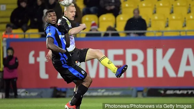 Olivier Deschachts försvarare från Lokeren kämpar om bollen med Wesley Moraes Ferreira Da Silva anfallare från Club Brugge under Jupiler Pro League-matchen mellan Sporting Lokeren och Club...' title='Wesley Moraes dröm går i uppfyllelse när Aston Villa sluter en affär på 22 miljoner pund