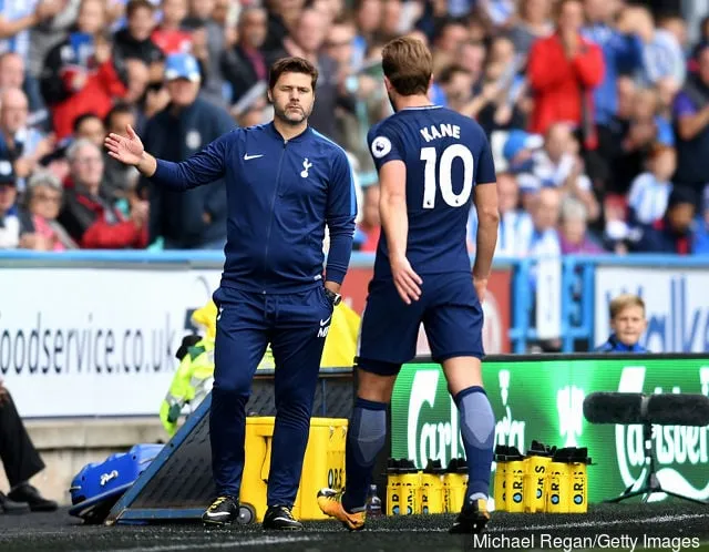 Harry Kane från Tottenham Hotspur och Mauricio Pochettino Manager för Tottenham Hotspur omfamnas efter att han blivit subbad under Premier League-matchen mellan Huddersfield Town och Tottenham...' title='Robbie Keane hyllar Tottenham Hotspurs anfallare Harry Kane