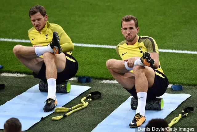 Jan Vertonghen från Tottenham Hotspur och Harry Kane från Tottenham Hotspur värmer upp under en Tottenham Hotspurs träningssession inför Champions Leagues grupp H-match mellan Tottenham...' title='Robbie Keane hyllar Tottenham Hotspurs anfallare Harry Kane