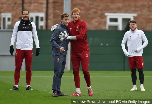 (THE SUN OUT THE SUN ON SUNDAY OUT) Conall Murtagh, Fitnesstrainer der ersten Mannschaft von Liverpool und Adam Bogdan während einer Trainingseinheit auf dem Melwood Training Ground am 12. April 2018 in...' title='Liverpools Hibernian-Torwart Adam Bogdan äußert sich zu seiner Zukunft