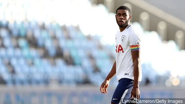 Japher Tanganga från Tottenham Hotspur under Premier League 2 på Academy Stadium den 25 november 2017 i Manchester England.' title='Tottenham-fansen hävdar att Japhet Tanganga är bättre än Arsenals William Saliba