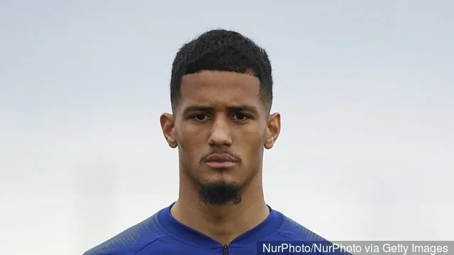 William Saliba från Frankrike under vänskapsmatchen mellan Argentina och Frankrike U20 på Pinatar Arena i Murcia Spanien den 20 mars 2019.' title='Tottenham-fansen hävdar att Japhet Tanganga är bättre än Arsenals William Saliba