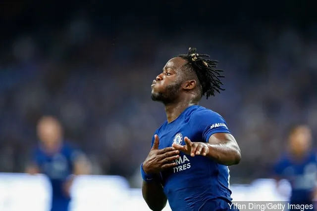 첼시의 미키 바추아이가 2017년 7월 22일 중국 베이징의 버드 네스트에서 열린 아스날 FC와 첼시 FC의 프리시즌 친선 경기에서 득점한 후 환호하고 있습니다.' title='보고서: 에버턴은 코스타의 임금 문제로 인해 첼시의 스트라이커 미키 바추아이의 늦은 계약을 원하고 있습니다.