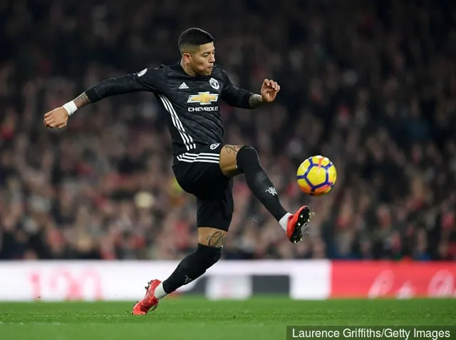 Marcos Rojo del Manchester United libera la palla durante la partita della Premier League tra Arsenal e Manchester United all'Emirates Stadium il 2 dicembre 2017 a Londra, Inghilterra.' title='Acquistare Marcos Rojo del Manchester United sarebbe un rischio inutile per l’Everton