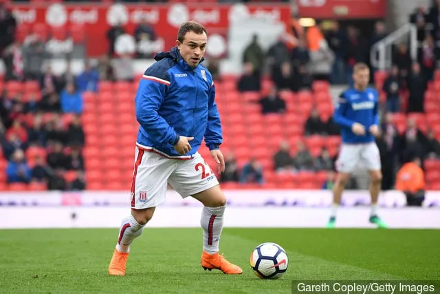 Xherdan Shaqiri di Stoke City si riscalda prima della partita della Premier League tra Stoke City e Tottenham Hotspur a Bet365 Stadium il 7 aprile 2018 a Stoke on Trent in Inghilterra.' title='I tifosi del Liverpool su Twitter vogliono Xherdan Shaqiri dello Stoke City