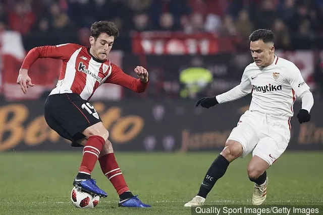 Роке Меса з ФК 'Севілья' змагаецца за мяч з Ібаем Гомесам з 'Атлетык' з Більбаа падчас матчу 1/8 фіналу Кубка Іспаніі паміж 'Севільяй' і 'Атлетык' з Більбаа на...' title='Ібай Гомес кажа, што Лідс Юнайтэд хацеў яго ў студзені