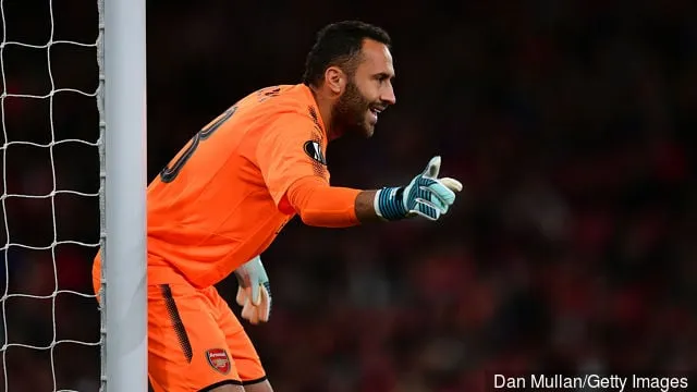 アーセナルのダビド・オスピナは、2017年9月14日にエミレーツ・スタジアムで行われたUEFAヨーロッパリーグ・グループHのアーセナルFCと1.FCケルンの試合中にチームメイトに指示を出す。' title='ダビド・オスピナ、今夏アーセナルを去りたいかどうか説明