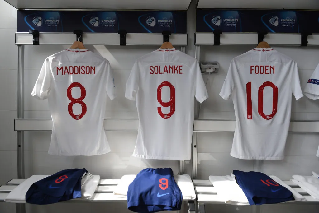 England gegen Rumänien: Gruppe C – UEFA U-21-Meisterschaft 2019' title='Dominic Solanke begeisterte gleich nach seiner Verpflichtung mit zwei Spielern von Tottenham Hotspur