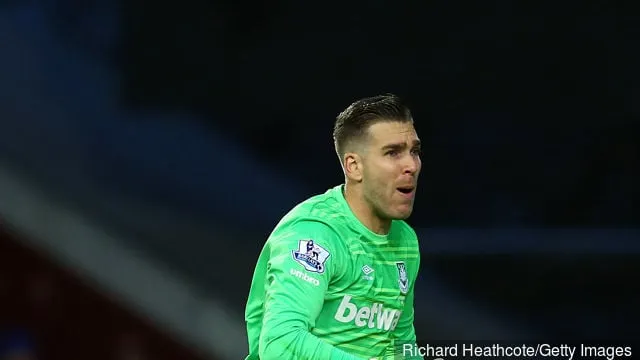 2015年11月29日、イングランド・ロンドンのブーリン・グラウンドで行われたバークレイズ・プレミアリーグのウェストハム・ユナイテッド対ウェスト・ブロムウィッチ・アルビオン戦で活躍するウェストハムのエイドリアン・サン・ミゲル。' title='リヴァプールがエイドリアンをターゲットにしていると報じられ、ダニー・マーフィーが反応