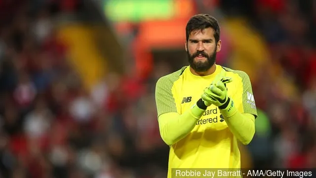 2018年8月7日、イングランド・リバプールのアンフィールドで行われたリバプール対トリノのプレシーズン親善試合中のリバプールのアリソン・ベッカー。' title='リヴァプールがエイドリアンをターゲットにしていると報じられ、ダニー・マーフィーが反応