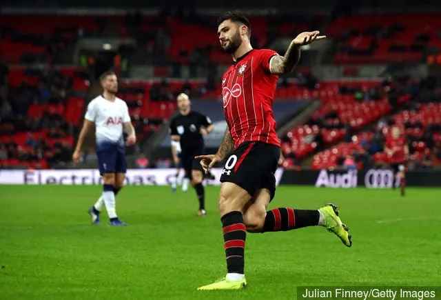 Charlie Austin de Southampton célèbre après avoir marqué son équipe' title='Ralph Hassenhüttl admet que l'as de Southampton, Charlie Austin, pourrait être vendu cette semaine