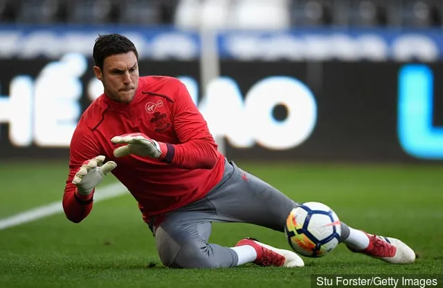 Alex McCarthy fra Southampton varmer opp under Premier League-kampen mellom Swansea City og Southampton på Liberty Stadium 8. mai 2018 i Swansea Wales.' title='Rapport: Liverpool Wolves overvåker Southamptons Alex McCarthy