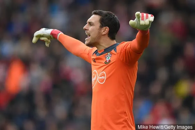 Alex McCarthy fra Southampton roper instruksjoner under Premier League-kampen mellom Southampton og AFC Bournemouth på St Mary' title='Rapport: Liverpool Wolves overvåker Southamptons Alex McCarthy