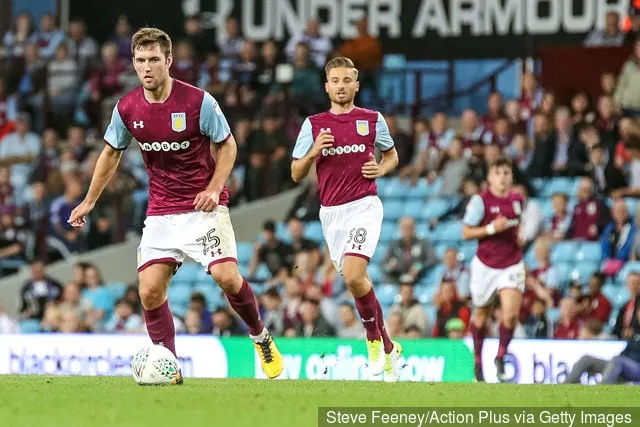 22 août 2017 Villa Park Birmingham Angleterre ; Deuxième tour de la Coupe de la Ligue de football ; Aston Villa contre Wigan Athletic ; Gary Gardner d'Aston Villa tient le ballon au milieu de terrain' title='Gary Gardner d'Aston Villa devrait envisager de rejoindre Birmingham City de façon permanente