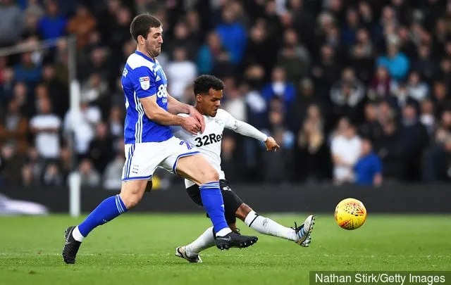 Gary Gardner de Birmingham et Duane Holmes du comté de Derby se battent pour le ballon lors du match de championnat Sky Bet entre le comté de Derby et Birmingham City au Pride Park Stadium le...' title='Gary Gardner d'Aston Villa devrait envisager de rejoindre Birmingham City de façon permanente
