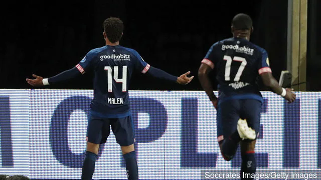 PSV의 도넬 말렌이 2019년 4월 25일 네덜란드 틸뷔르흐의 코닝 빌렘 II 스타디움에서 열린 빌럼 II 대 PSV 간의 네덜란드 에레디비시 경기에서 0-1로 만든 자신의 골을 기뻐하고 있습니다.' title='Donyell Malen이 PSV로 아스날을 떠난 이유를 설명합니다.