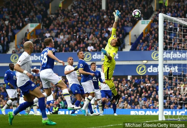 Джоэл Роблс з 'Эвертана' не спыніў штрафны ўдар, выкананы Маркам Олбрайтанам з 'Лестэр Сіці' для каманды' title='Некаторыя заўзятары 'Эвертана' рэагуюць на твіт Джоэла Роблса