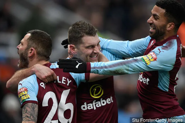 Burnley-Stürmer Sam Vokes (c) feiert sein Tor mit David Bardsley (l) und Aaron Lennon während des Premier-League-Spiels zwischen Newcastle United und Burnley im St. James Park im Januar...' title='Burnley-Fans reagieren auf Sam Vokes Abgangsgerüchte