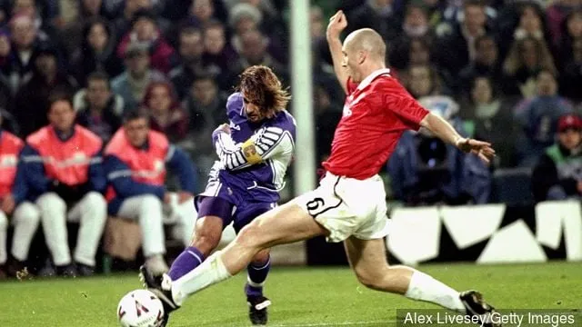 23 лістапада 1999 года: Габрыэль Батыстута з Фіярэнціны прабівае Яапа Стама з Манчэстар Юнайтэд падчас матчу групы В Лігі чэмпіёнаў УЕФА на стадыёне Артэміа Франкі ў Фларэнцыі, Італія.' title='Яап Стам лічыць, што зорка, звязаная з «Эвертанам», магла б гуляць за «Манчэстэр Юнайтэд», які выйграў трыбл