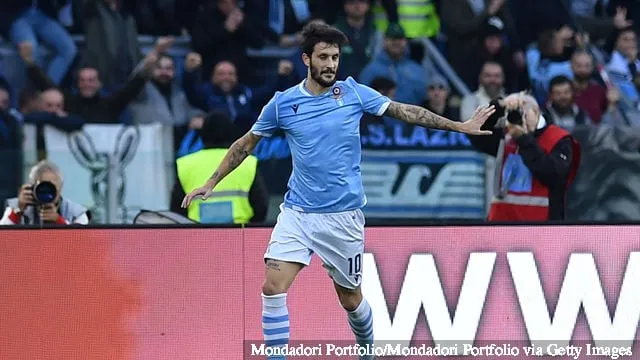 Футбаліст «Лацыё» Луіс Альберта святкуе забіты гол у матчы «Лацыё» — «Удынэзэ» на стадыёне «Алімпік». Рым (Італія), 1 снежня 2019 г' title='Яап Стам лічыць, што зорка, звязаная з «Эвертанам», магла б гуляць за «Манчэстэр Юнайтэд», які выйграў трыбл