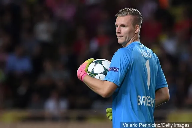 2016年9月27日、モンテネグロのルイ2世スタジアムで行われたUEFAチャンピオンズリーグ・グループEのASモナコFCとバイエル04レバークーゼンの試合を観戦するバイエル04レバークーゼンのベルント・レノ。' title='報道:ベルント・レノ、ナポリ移籍を拒否、アーセナル移籍を希望