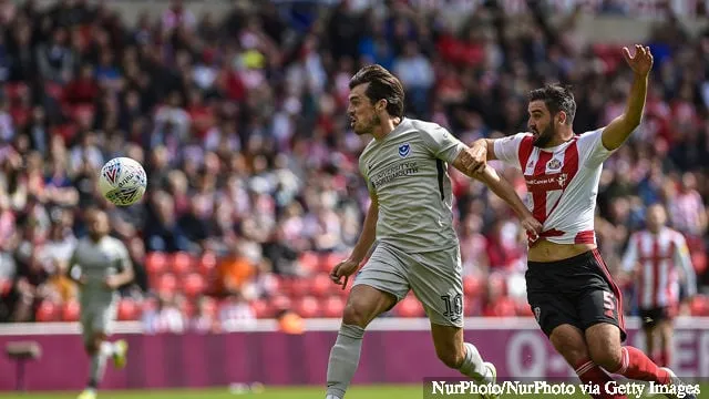 Portsmouthin John Marquis ohittaa Sunderlandin Alim Öztürkin Sky Bet League 1 -ottelussa Sunderlandin ja Portsmouthin välillä Stadium Of Light Sunderlandissa lauantaina 17.' title=''Vitsi': Sunderlandille tarjottiin 10 miljoonaa puntaa tavoitteesta, joka lopulta maksoi vain 2 miljoonaa puntaa