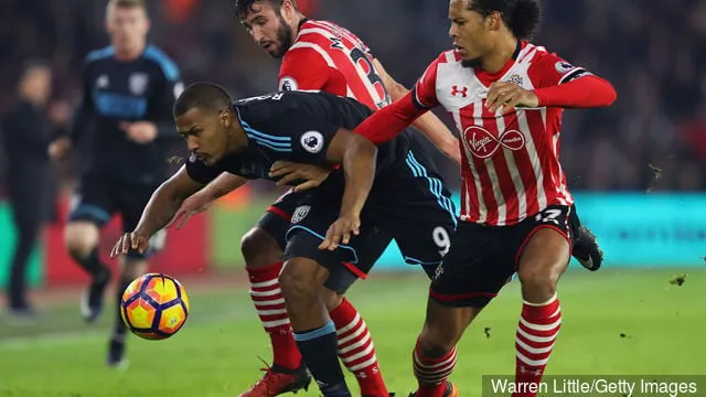 Хасэ Саламон Рондан з Вест Бромвіч Альбіёна спаборнічае з Сэмам МакКуінам і Вірджылам ван Дэйкам з Саўтгемптана падчас матчу Прэм'ер-лігі паміж Саўтгемптанам і Вест Бромвіч Альбіёнам на...' title='«Пазбавіцца»; Заўзятары Вест Бромвіча абмяркоўваюць Саламона Рондана, звязанага з Вест Хэмам