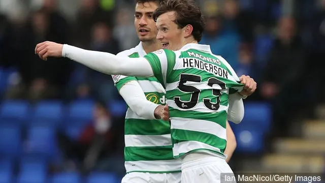 Liam Henderson fra Celtic feirer etter å ha scoret åpningsmålet under Ladbrokes Scottish Premier League-kamp mellom St Johnstone og Celtic på McDiarmid Park 5. februar...' title='Det tidligere keltiske esset Liam Henderson skal angivelig bli i Italia med Verona