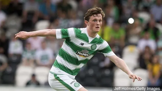 Liam Henderson fra Celtic i aksjon mot Den Bosch under Pre Season Friendly mellom Celtic og De Bosch på St Mirren Park 1. juli 2015 i Paisley Skottland.' title='Det tidligere keltiske esset Liam Henderson skal angivelig bli i Italia med Verona