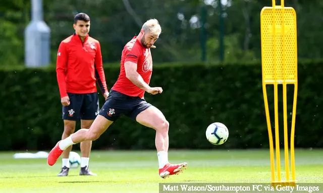 Charlie Austin tijdens een Southampton FC-trainingssessie op de Staplewood Campus op 10 mei 2019 in Southampton, Engeland.' title='Jack Stephens van Southampton stuurt een bericht naar Charlie Austin van West Brom