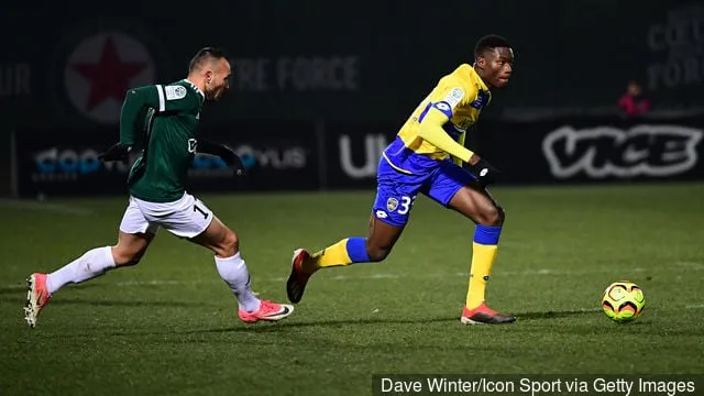 (R-L) Sochaux'n Lucien Agoume ja Red Starin Teddy Teuma Ranskan Ligue 2 -ottelussa Red Star FC:n ja Sochaux Montbeliardin välillä 14. joulukuuta 2018 Beauvais'ssa Ranskassa.' title='Agentti ehdottaa, että Lucien Agoume on hylännyt Arsenalin ja Manchester Cityn