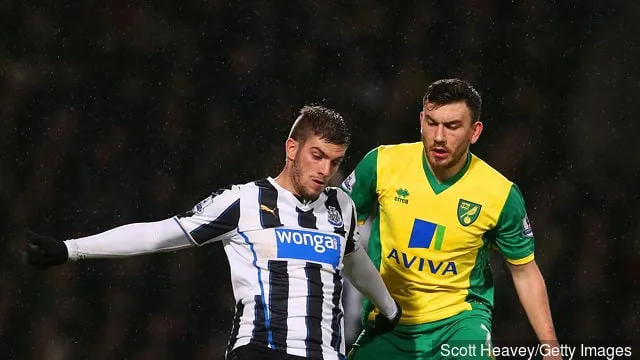 Давід Сантан з 'Ньюкасл Юнайтэд' і Роберт Снодграс з 'Норвіч Сіці' змагаюцца за мяч падчас матчу Прэм'ер-лігі Барклайс паміж 'Норвіч Сіці' і 'Ньюкасл Юнайтэд' у Кэроў...' title='«Чаму мы прадалі?»: заўзятары Ньюкасла выказваюць шкадаванне з нагоды Давіда Сантана